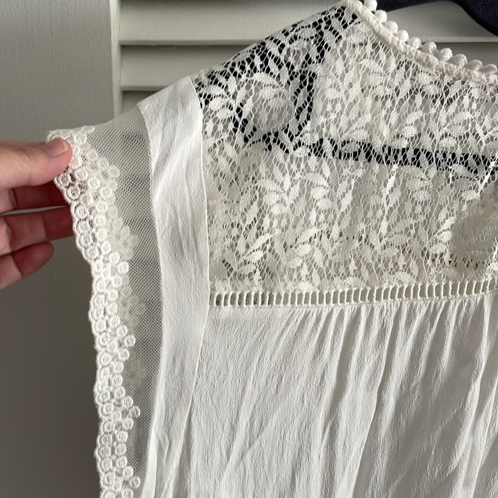 Danielrainn Delicate detailed crepe lacy flowy top Petite Large - Picture 6 of 6